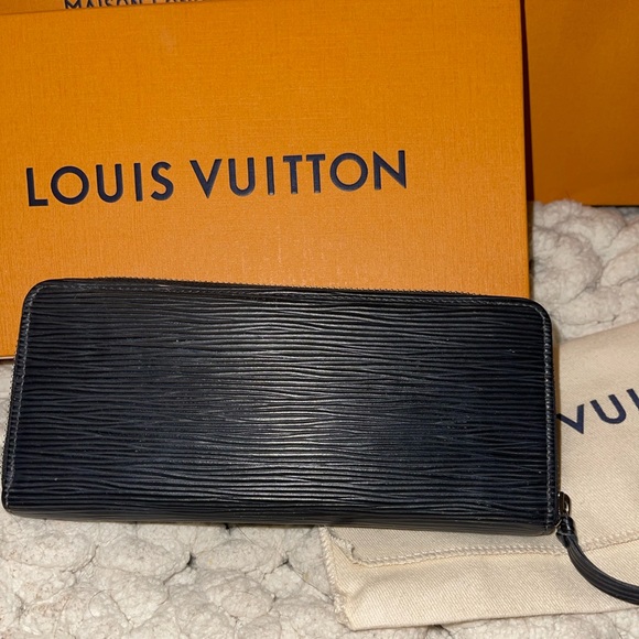 🚫SOLD🚫Louis Vuitton Clemence Epi Noir Wallet - Picture 3 of 12